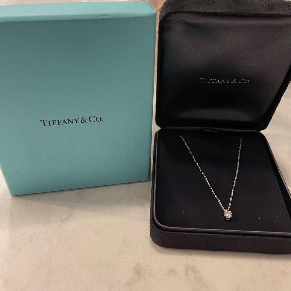 Tiffany platinum diamond pendant solitaire - Stunning!